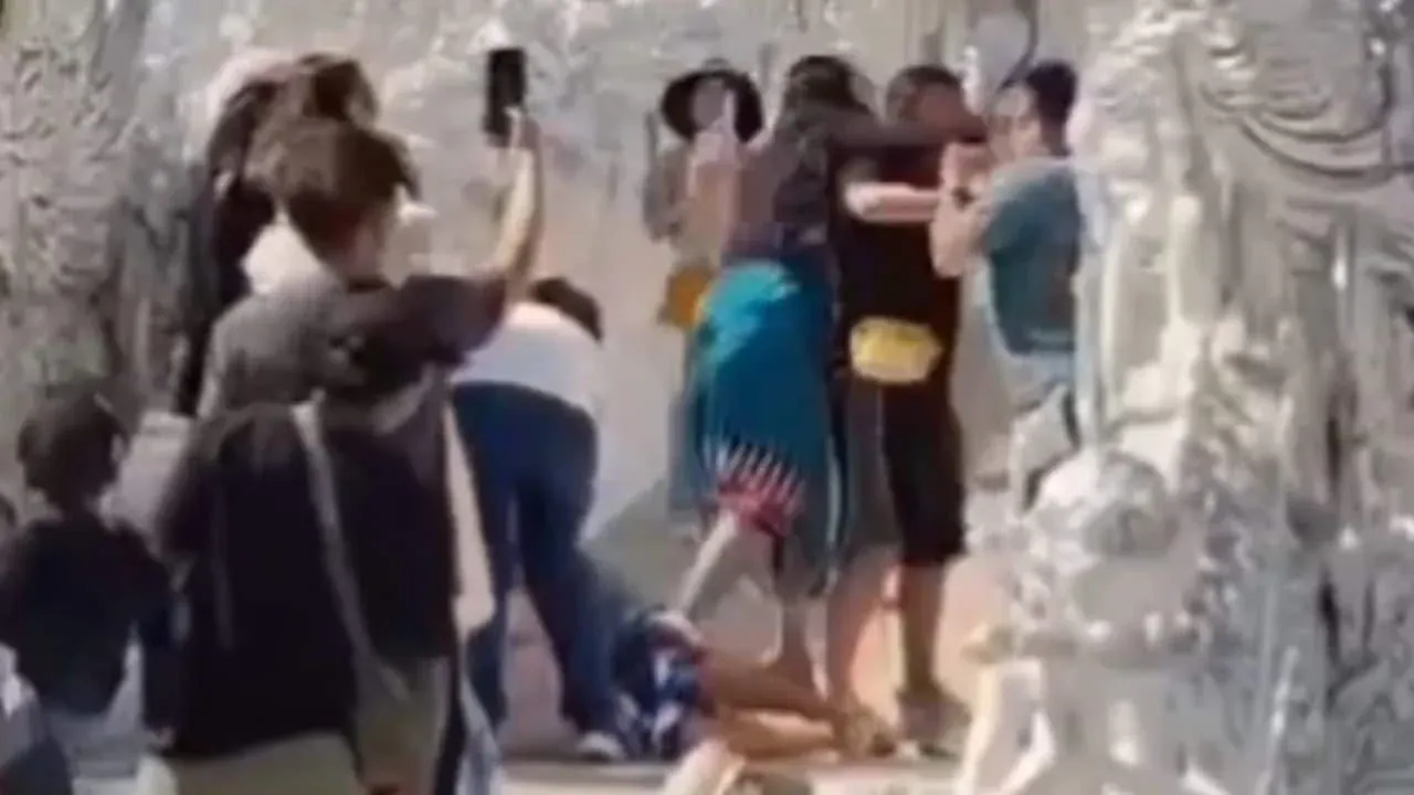 백색사원에서 다투는 관광객들