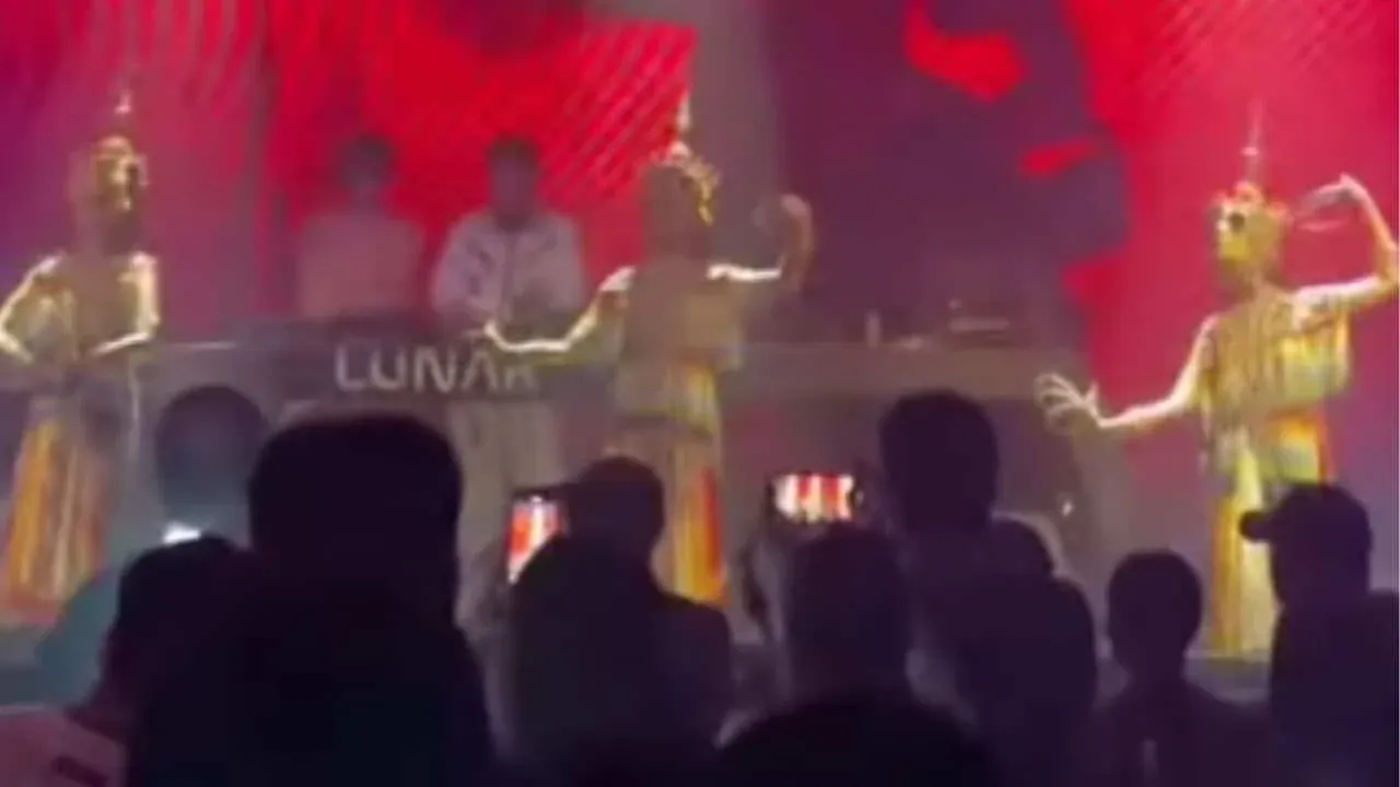 나이트클럽에서 노라 춤 공연