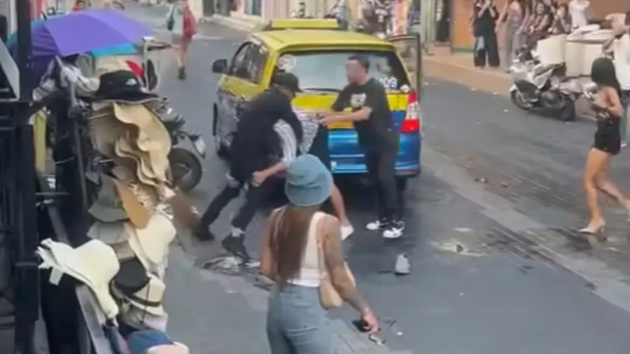 파타야 워킹 스트리트에서 싸움을 벌이는 외국인들