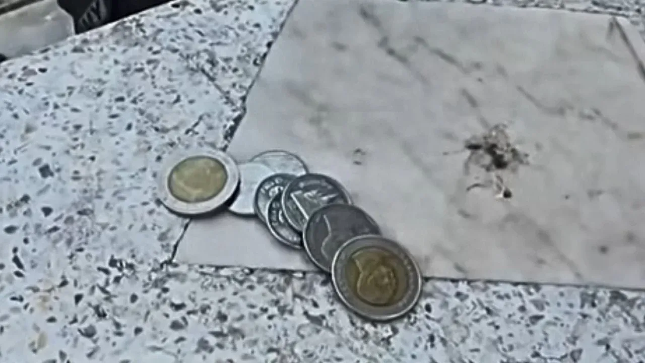 라용 경찰서에서 눈물을 흘리는 태국 퇴역 군인