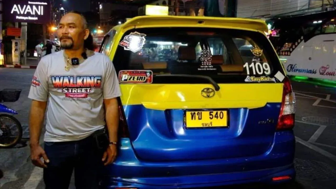 외국인 난투극으로 파손된 택시