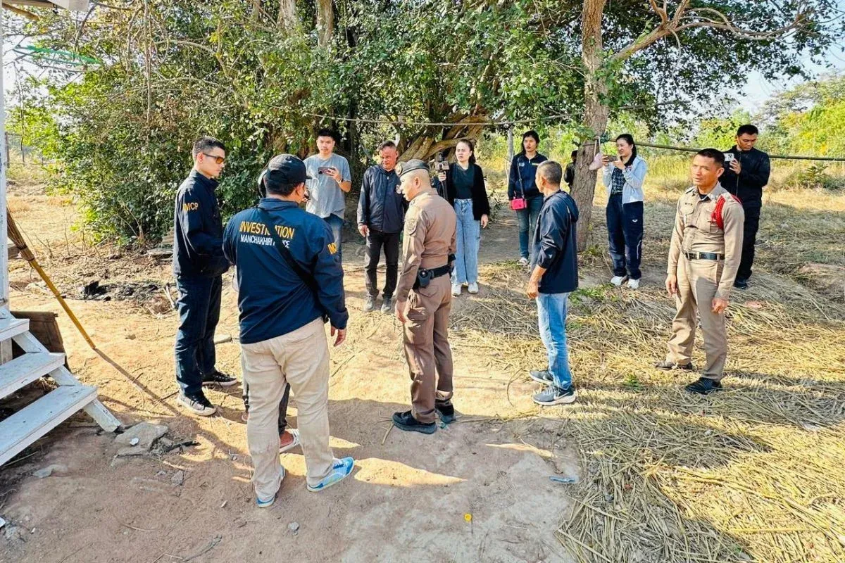 콘깬 범죄 재현 현장에서 호송되는 용의자