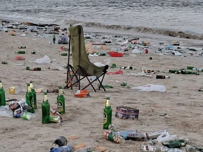 청소를 기다리는 파통 해변