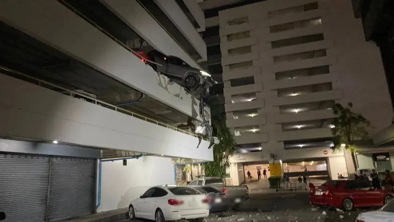 주차장 벽을 뚫은 SUV