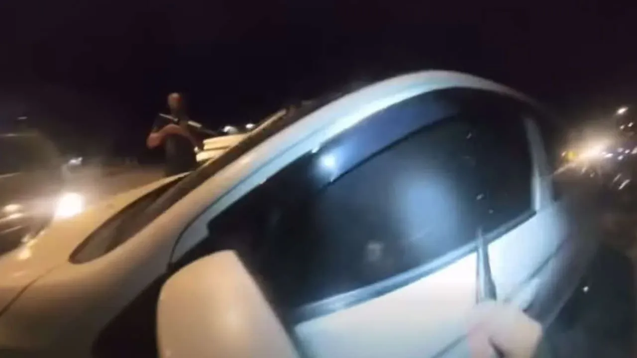 코팡안 경찰이 나이지리아 마약상 체포를 위해 차량 유리를 부수는 장면