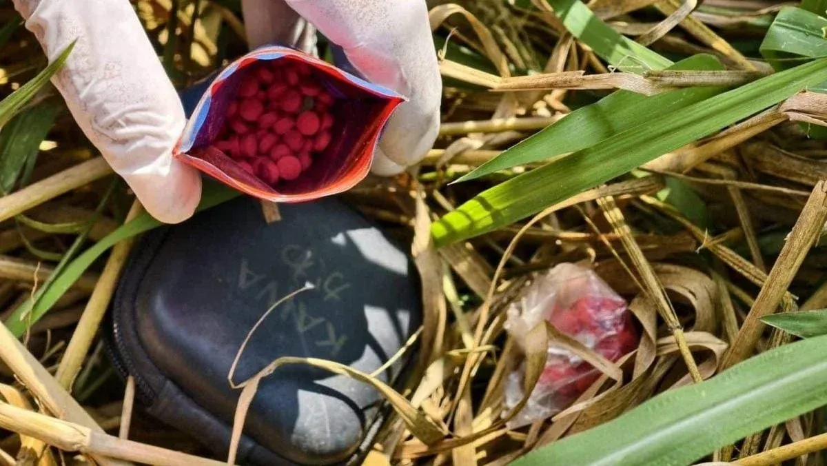 촌부리 오토바이 사고 현장에서 발견된 마약과 탄약