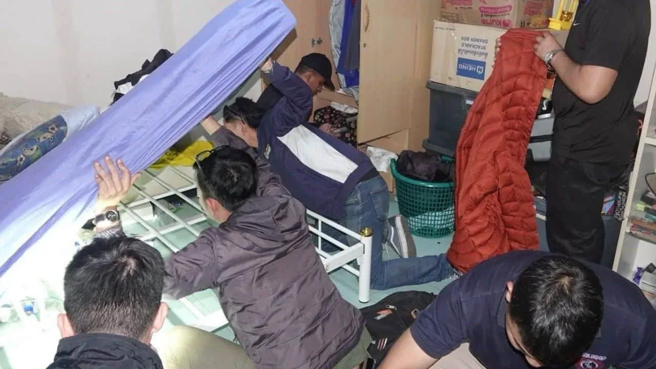 경찰이 방콕 콘도에서 실종 소녀를 구출하는 작전 현장