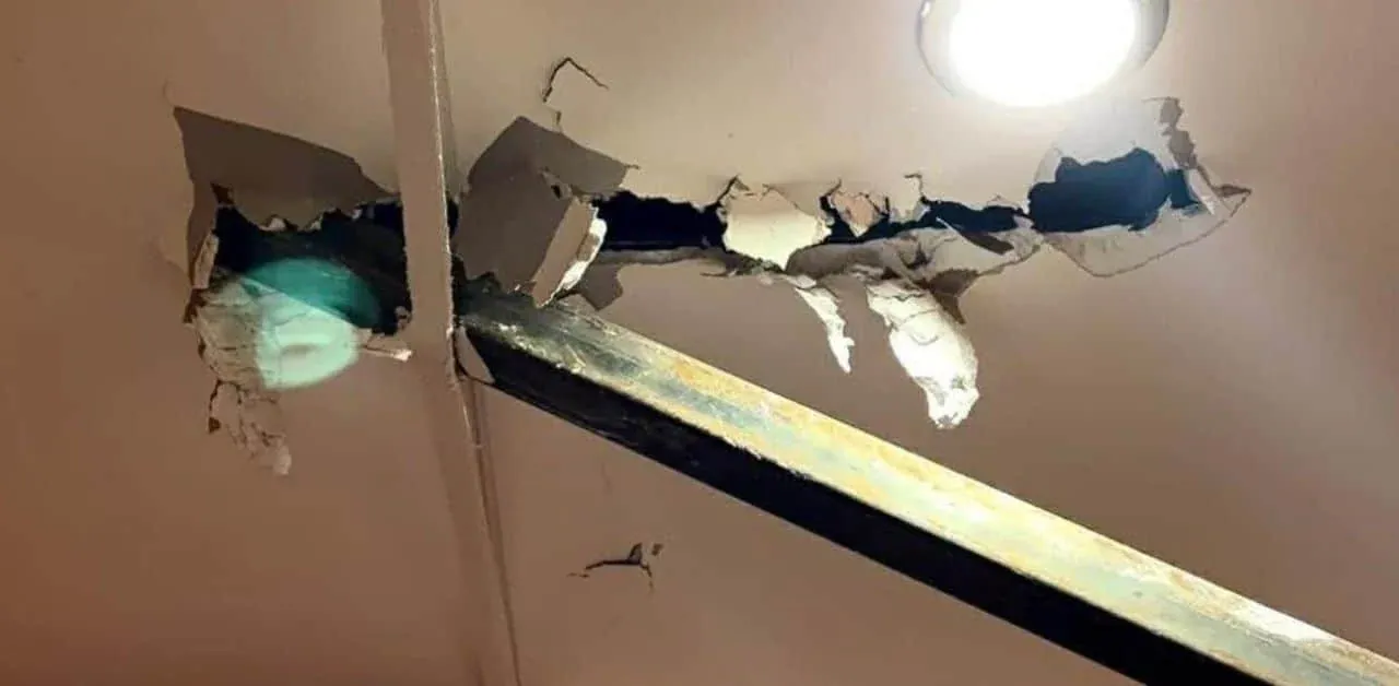 푸켓 주택에 떨어진 철근