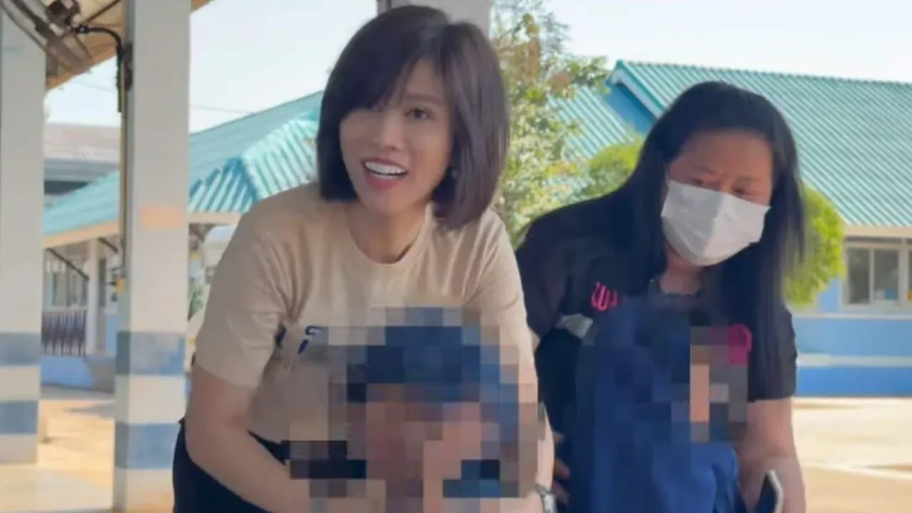 Be One Foundation 활동가가 구출된 남매를 안고 있는 모습