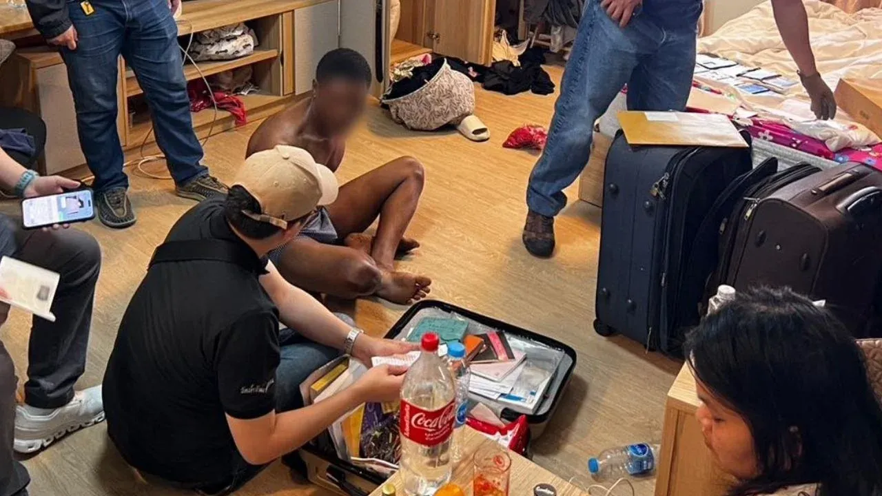 논타부리에서 체포된 로맨스 스캠 용의자들