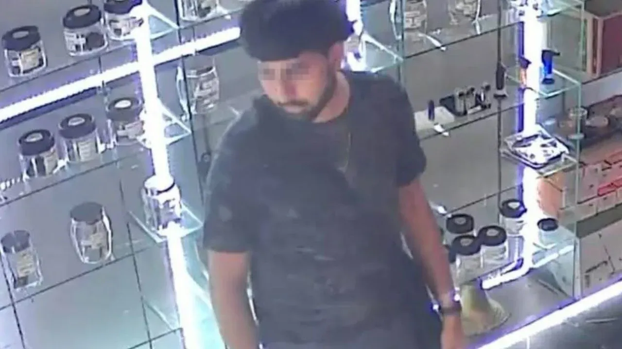 경찰에 인계되는 용의자