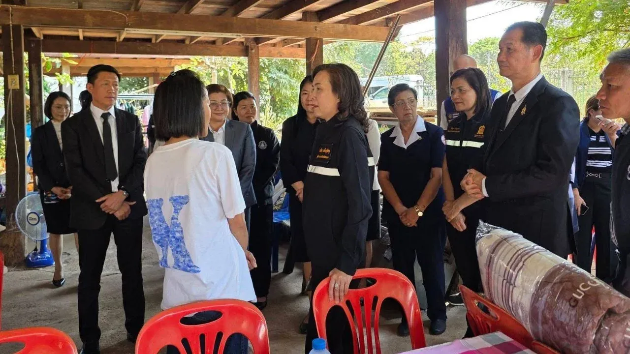 사콘나콘주 지사의 피해 가정 방문