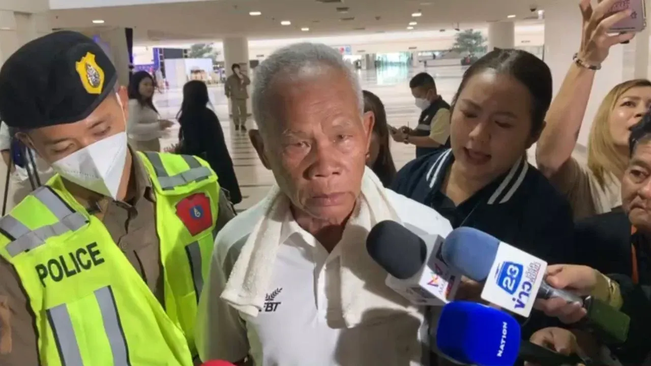 경찰에 의해 현장에서 퇴거당하는 남성