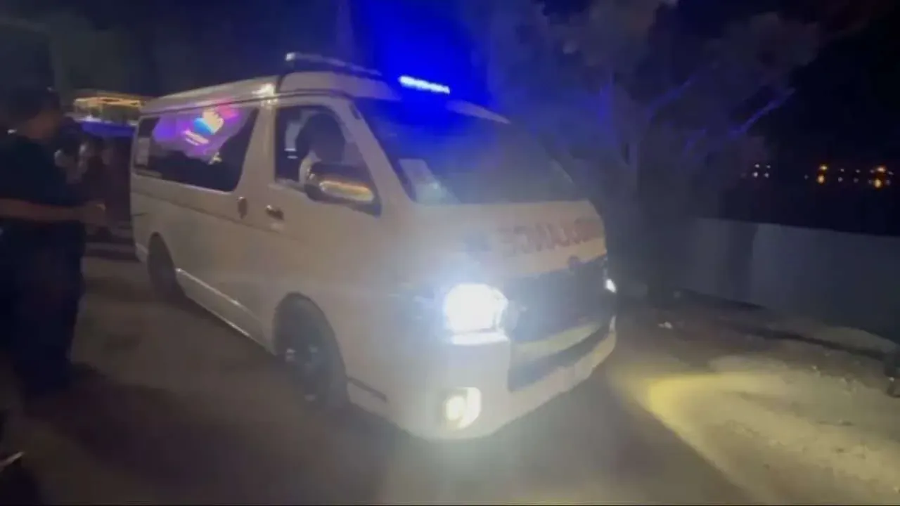 탄 이치탄이 무대 추락 후 의료진의 도움을 받는 모습