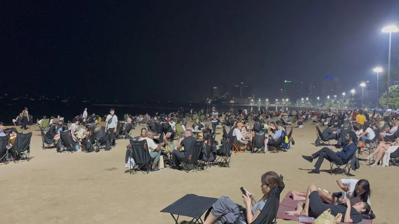주류 판매 금지 기간 중 파타야 해변에 모인 관광객들