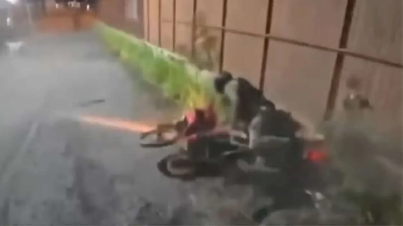 여자친구가 떨어진 후에도 도주 계속