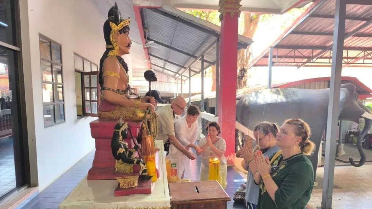 신성한 표식을 받는 참가자들