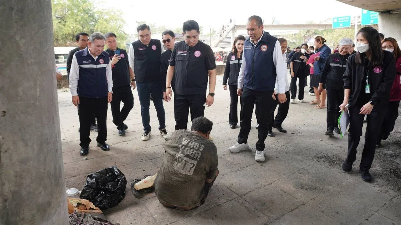 랑싯 노숙자 지원 작전 현장에서 활동하는 관계자들