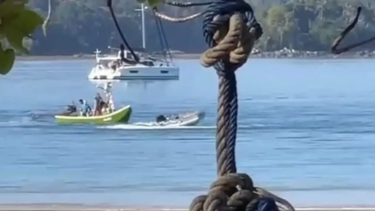 태국 어부들이 외국인 관광객을 구조하는 모습