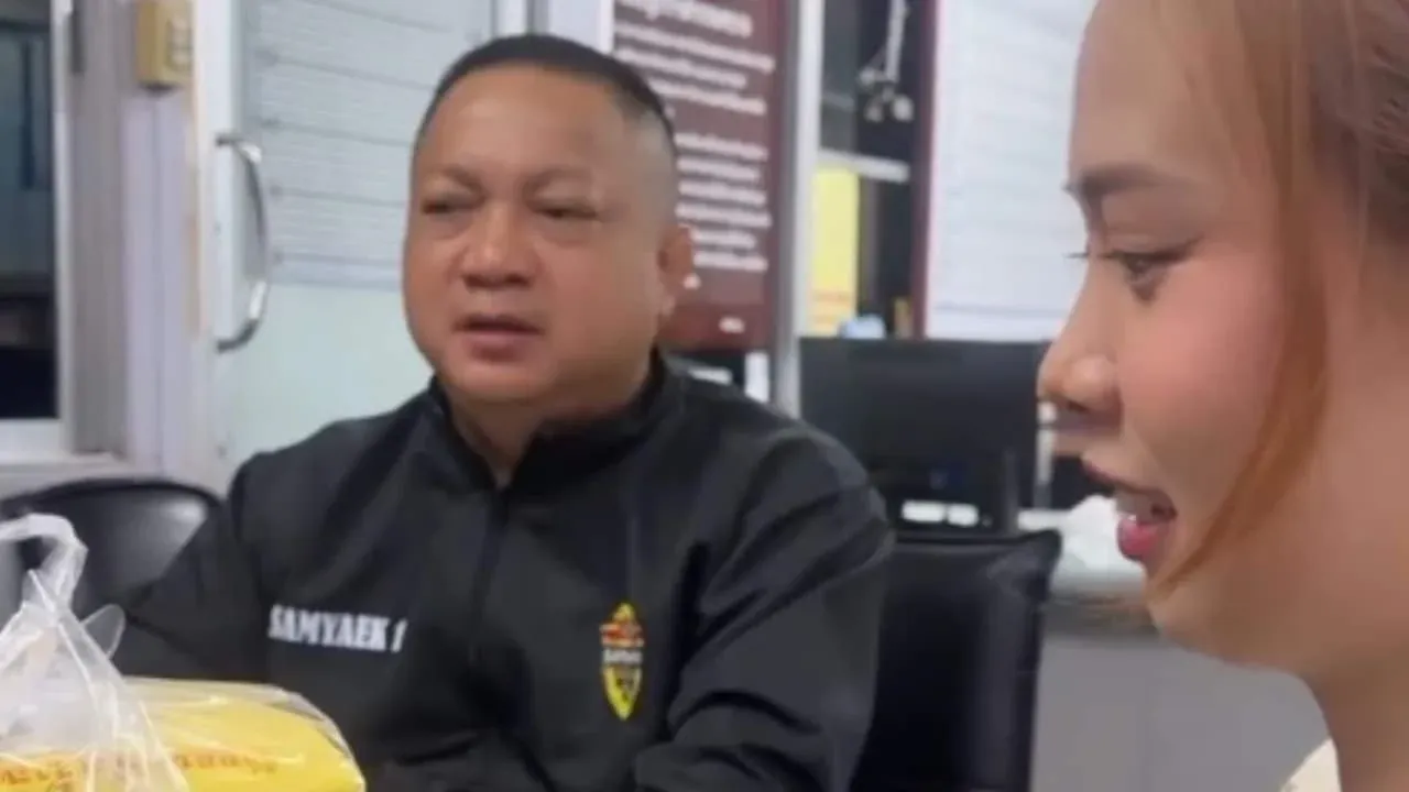 칼로 잘린 가방을 보여주는 피해 여성