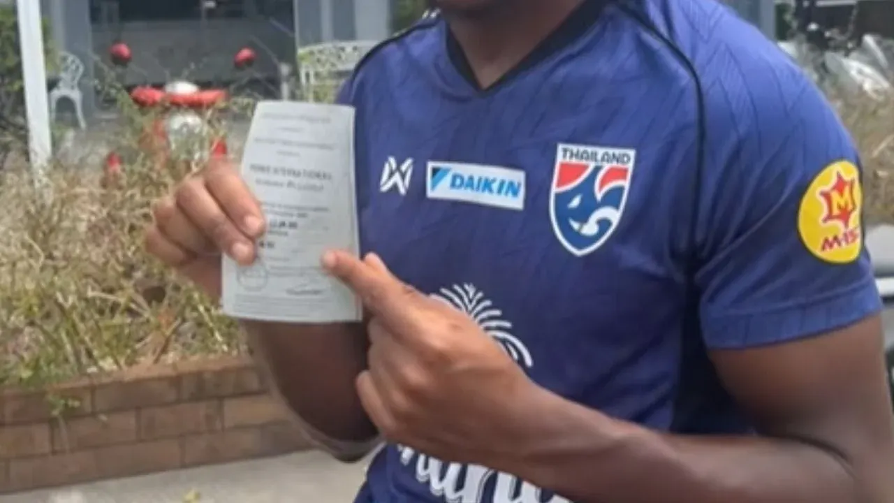 태국 경찰 검문소에서 오토바이를 검문하는 모습