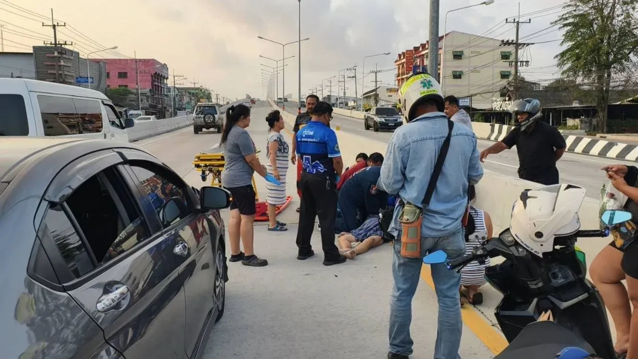 사타힙 교통사고 현장에서 구조 작업이 진행되고 있는 모습