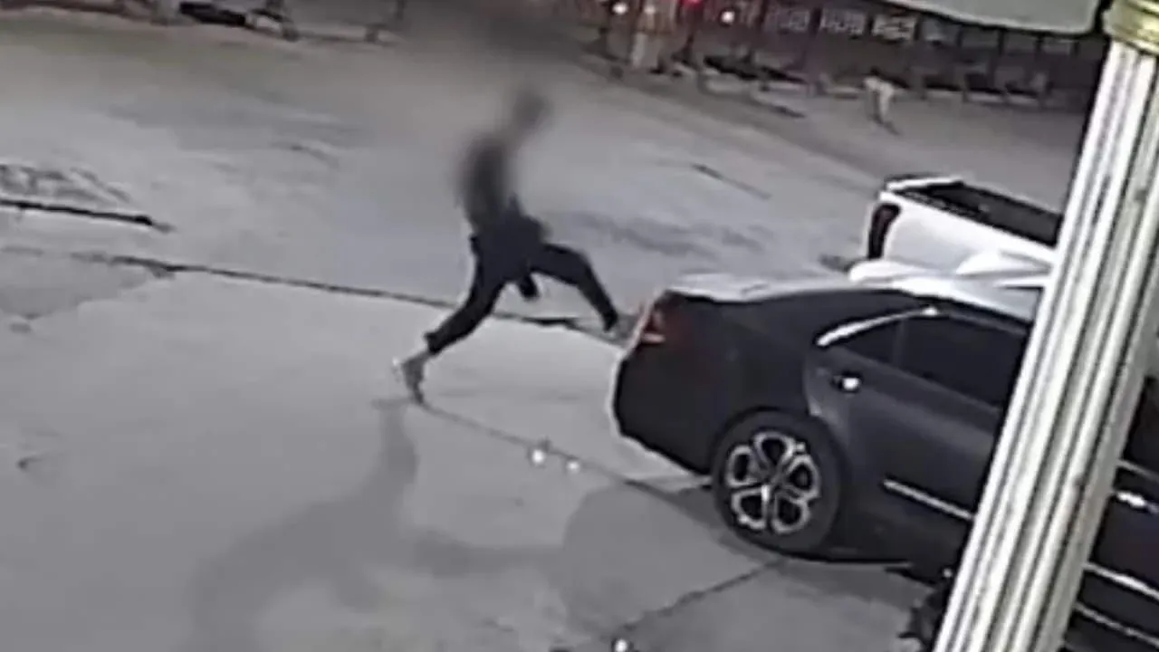 CCTV에 포착된 춘부리 차량 파손 장면