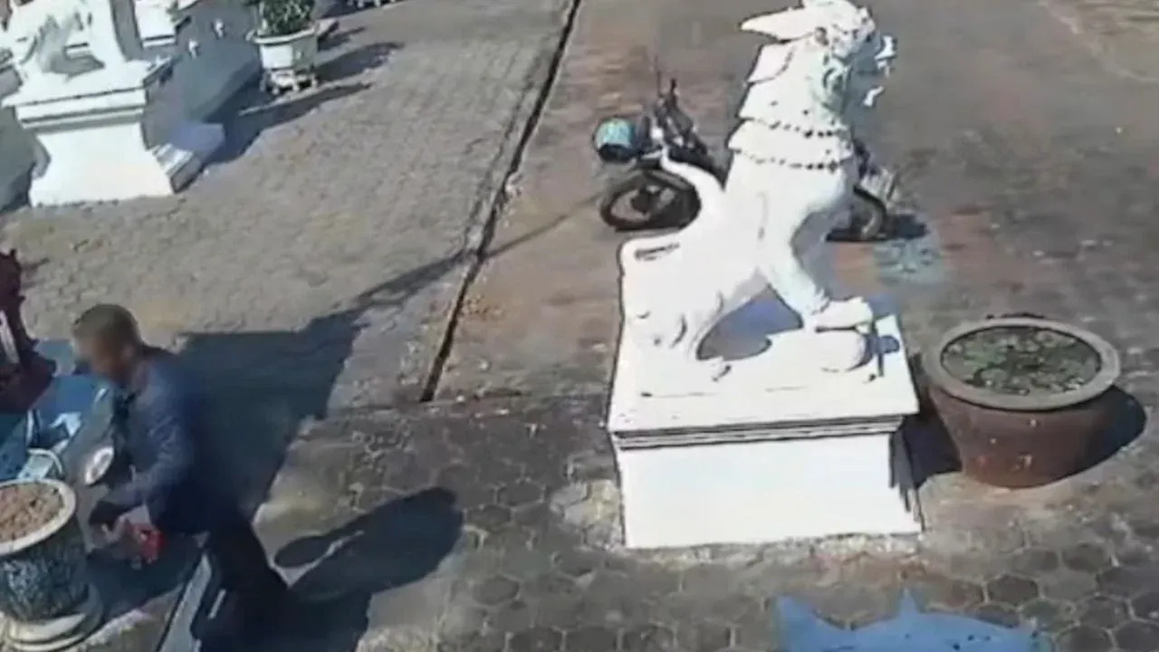 왓 다라피묵 사원 CCTV에 포착된 합장 인사 후 은쟁반 절도 장면