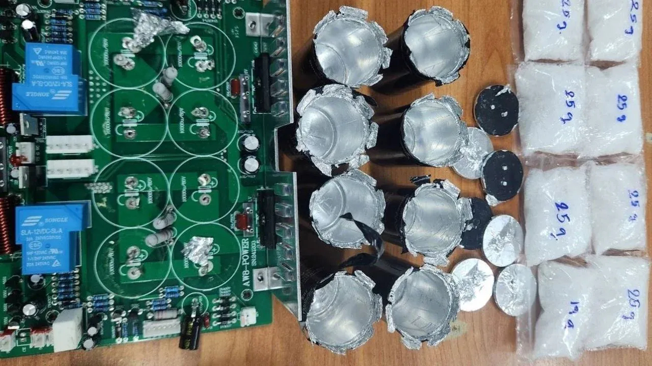 압수된 마약과 전자 장비