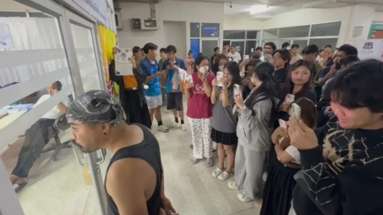 마하사라캄 선거관리위원회 앞에서 시위하는 학생들