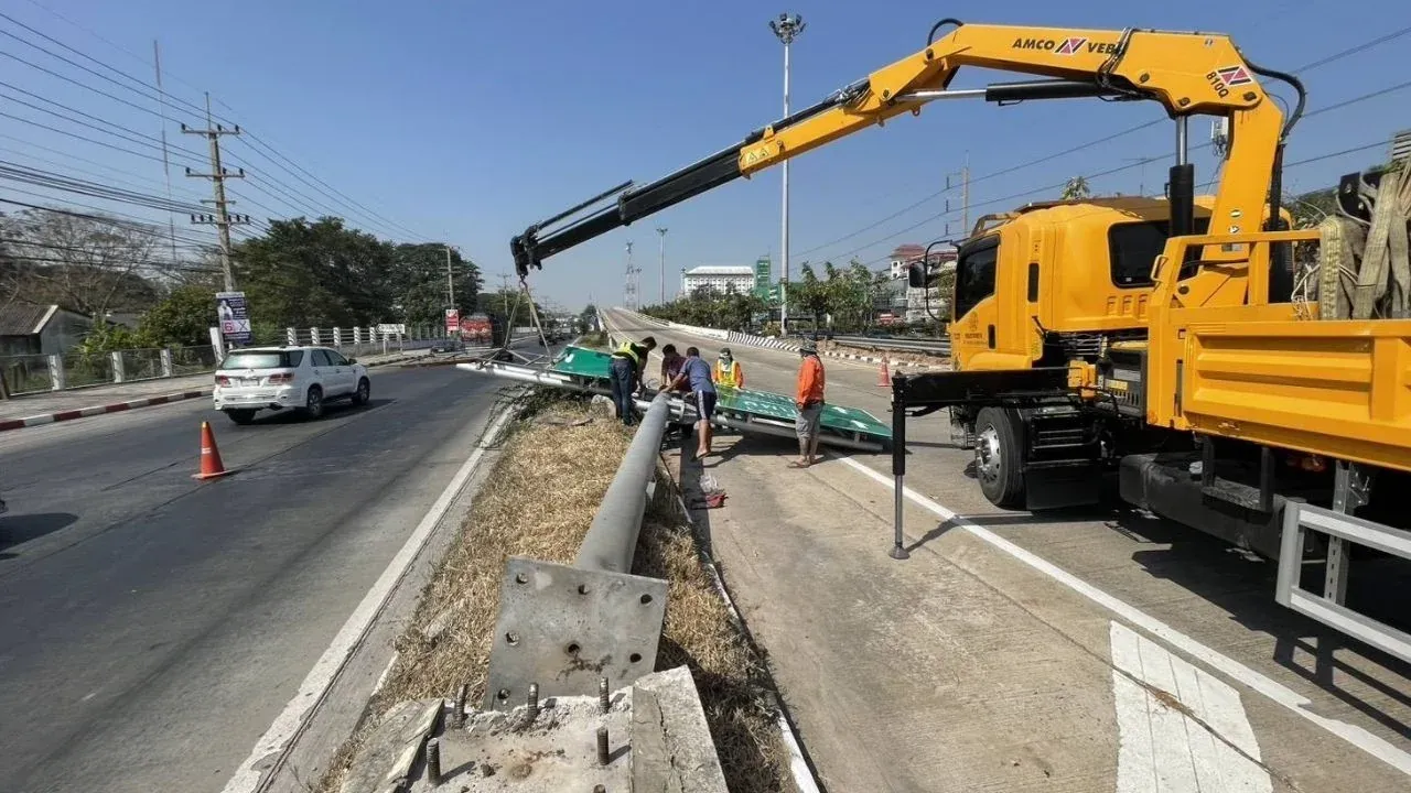 사라부리 교통표지판 붕괴 현장