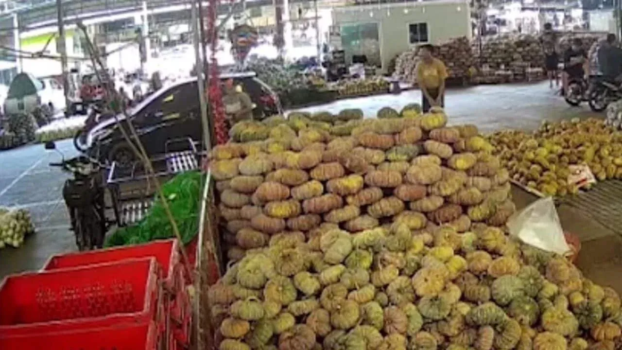 지갑을 주워간 용의자 CCTV 장면