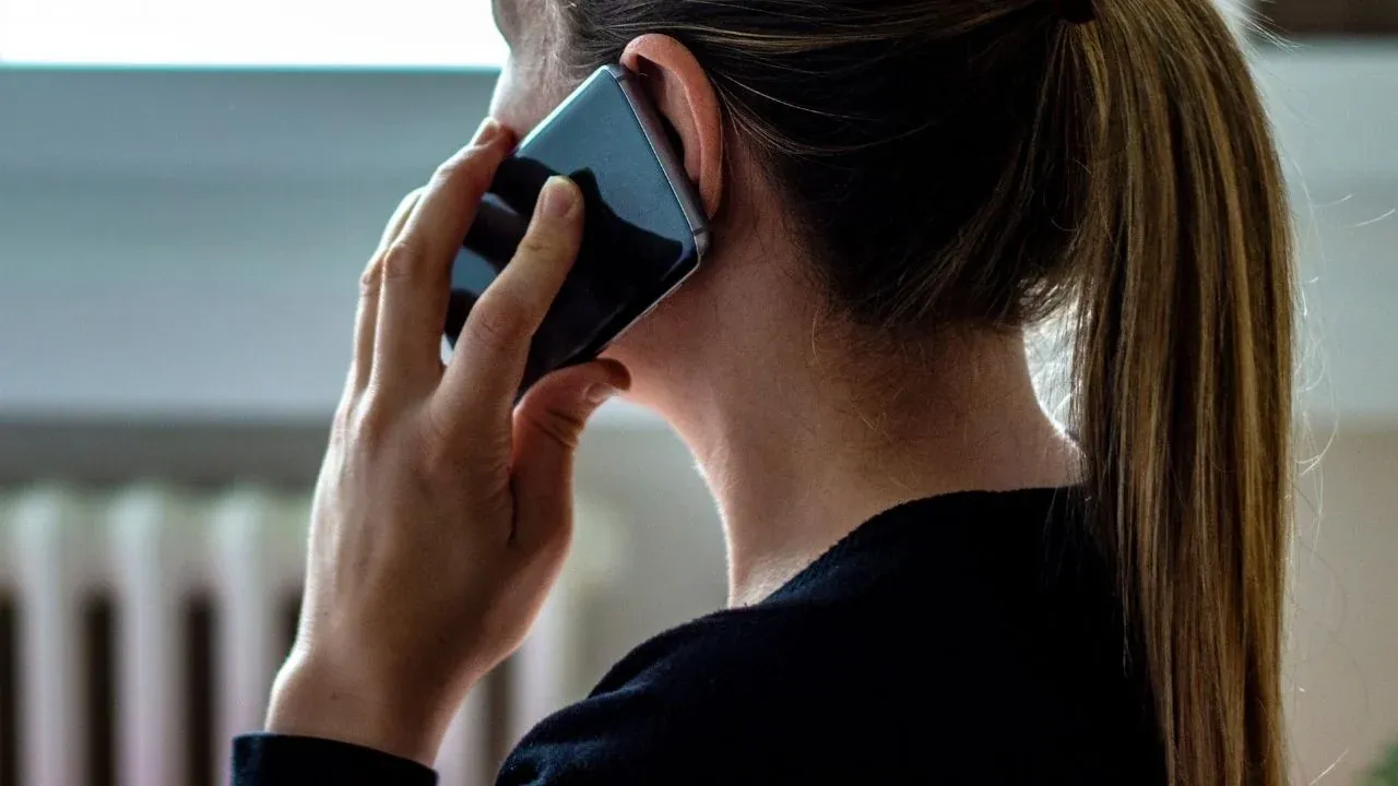 사기 전화를 받는 모습