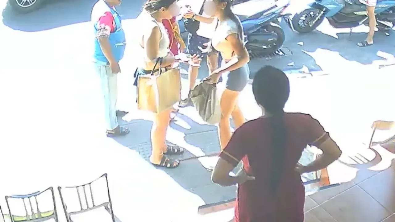 외국인들이 태국 여성을 상대로 절도 사기를 시도하는 장면