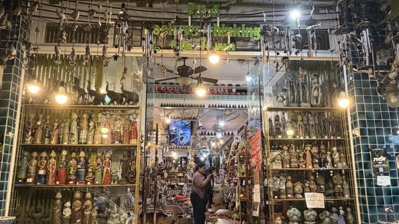 푸켓 관리들이 가게 주인에게 경고하는 모습