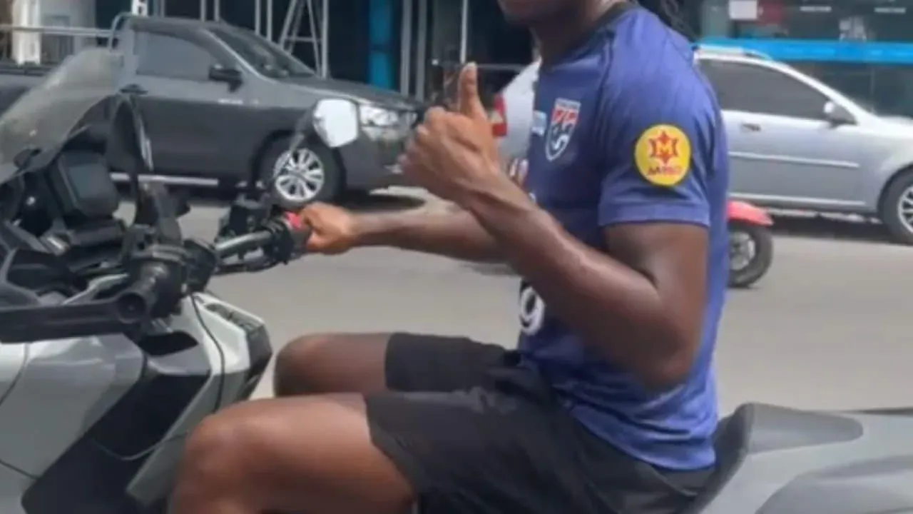 푸켓에서 경찰 검문을 피하는 팁을 공유한 외국인