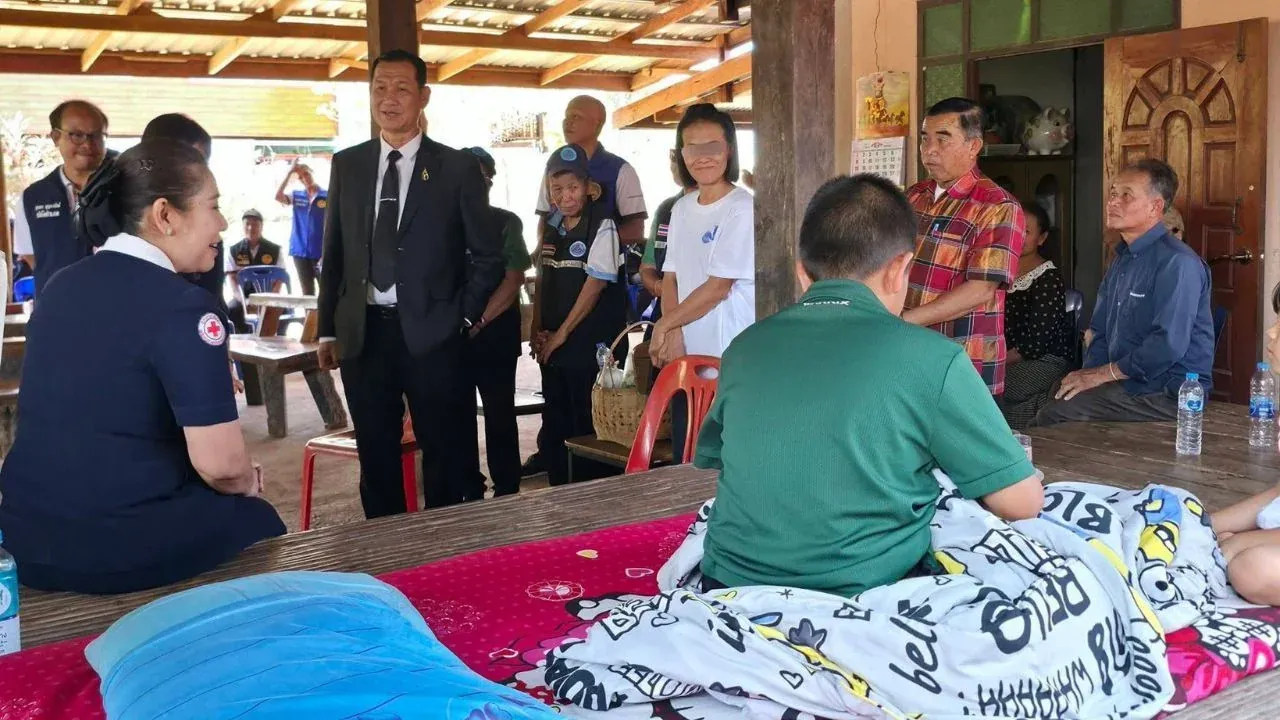 사콘나콘 교육청 관계자들의 가정 방문