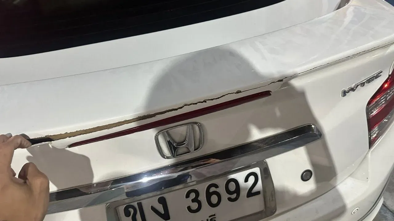 볼트 운전기사가 차량 파손에 대한 배상을 요구하는 모습