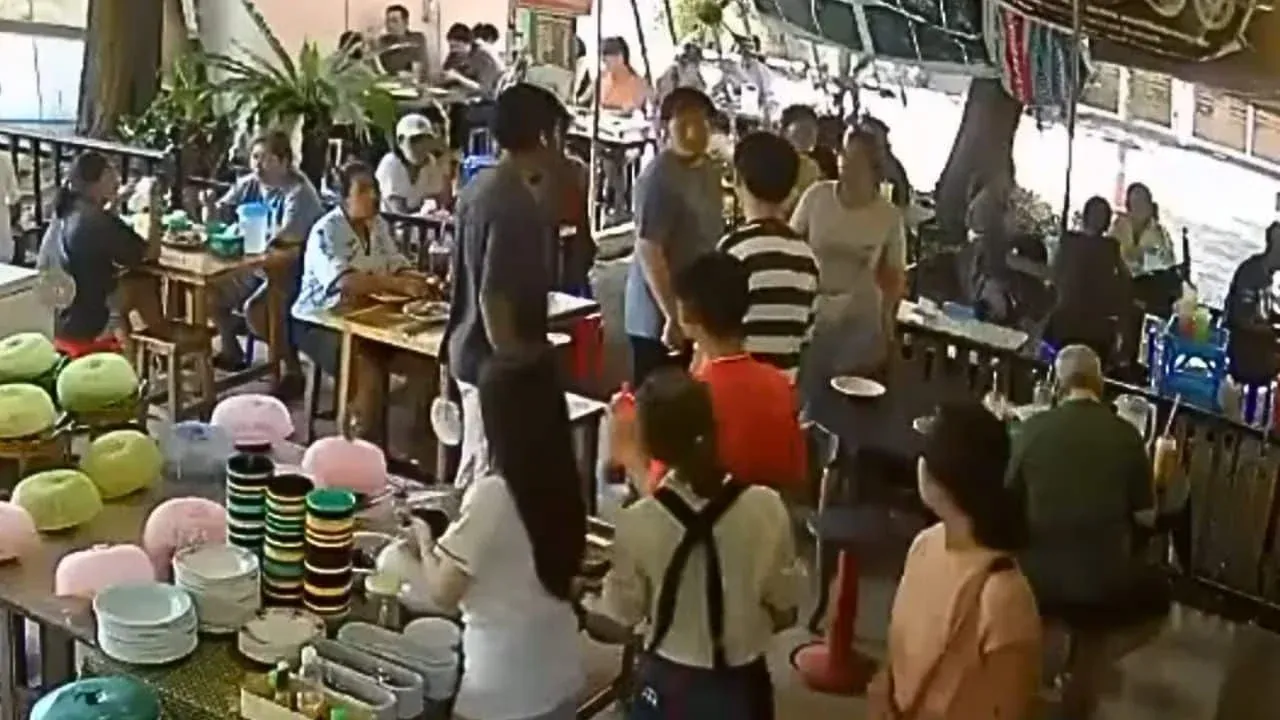 푸켓 뷔페에서 두 소년에게 소리 지르는 남성의 CCTV 장면