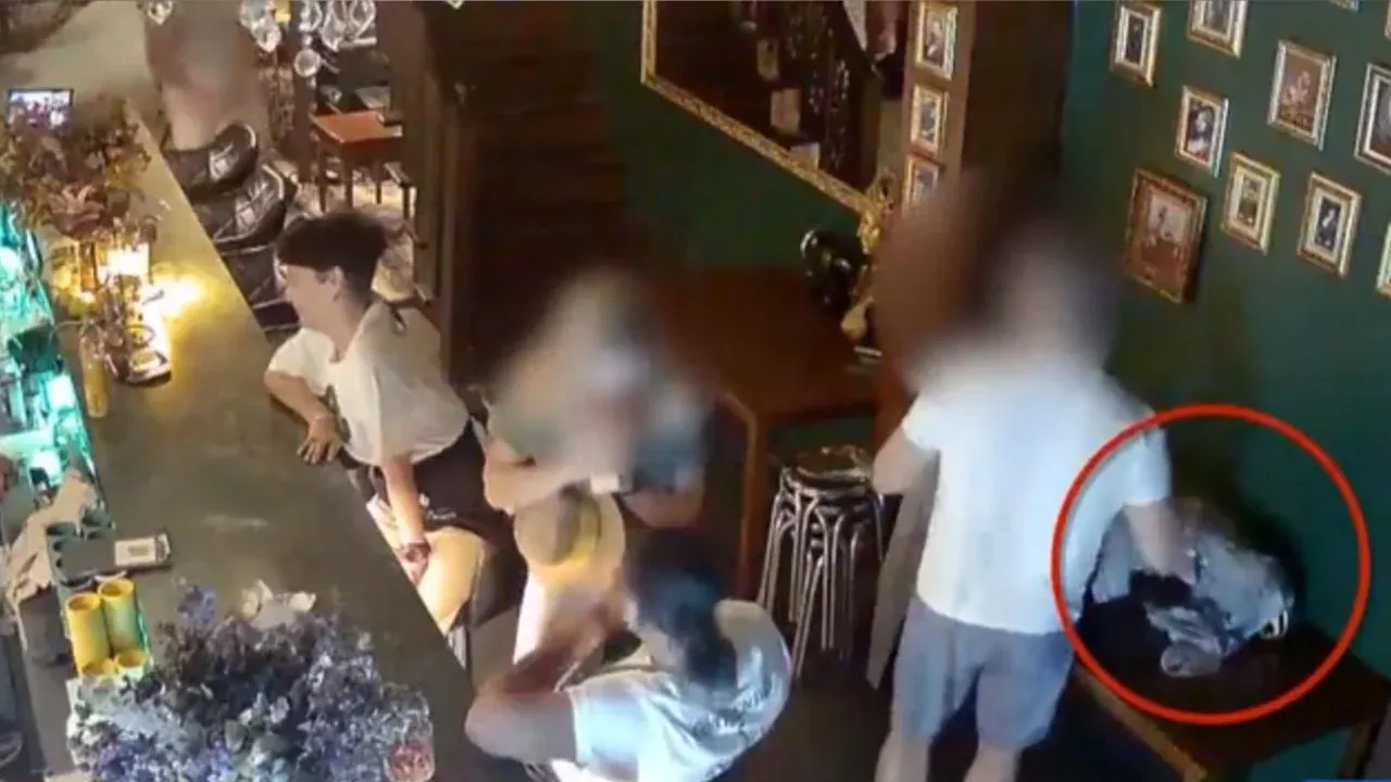 펍을 빠져나가는 용의자의 모습