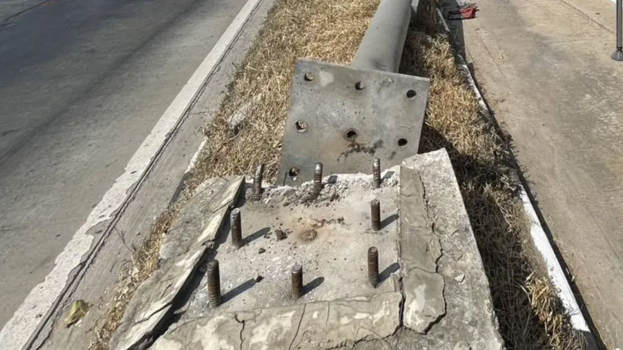 볼트 절도로 인한 표지판 붕괴 현장