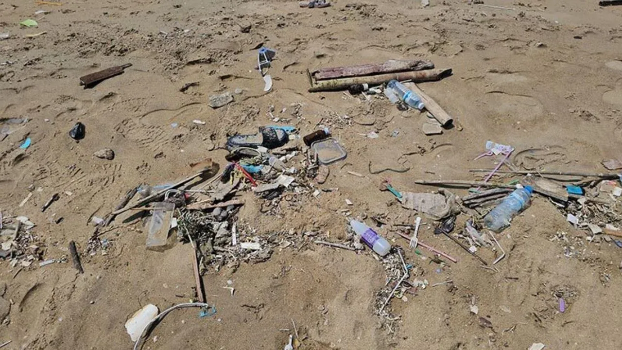 좀티엔 해변 쓰레기 수거 작업