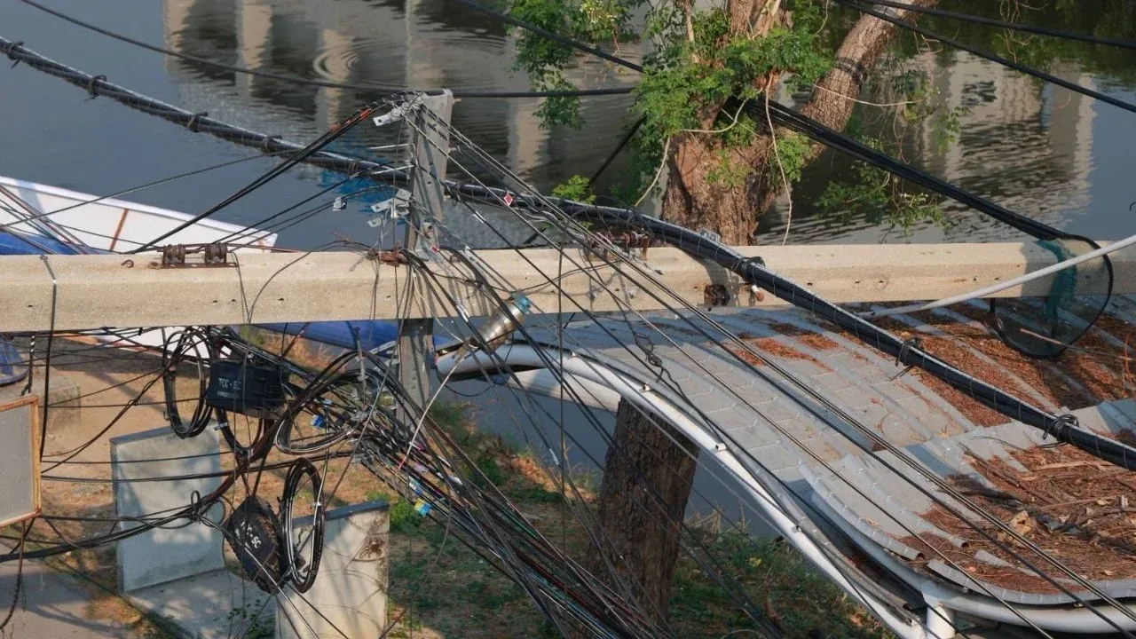 사뭇쁘라깐 전봇대 도괴 현장