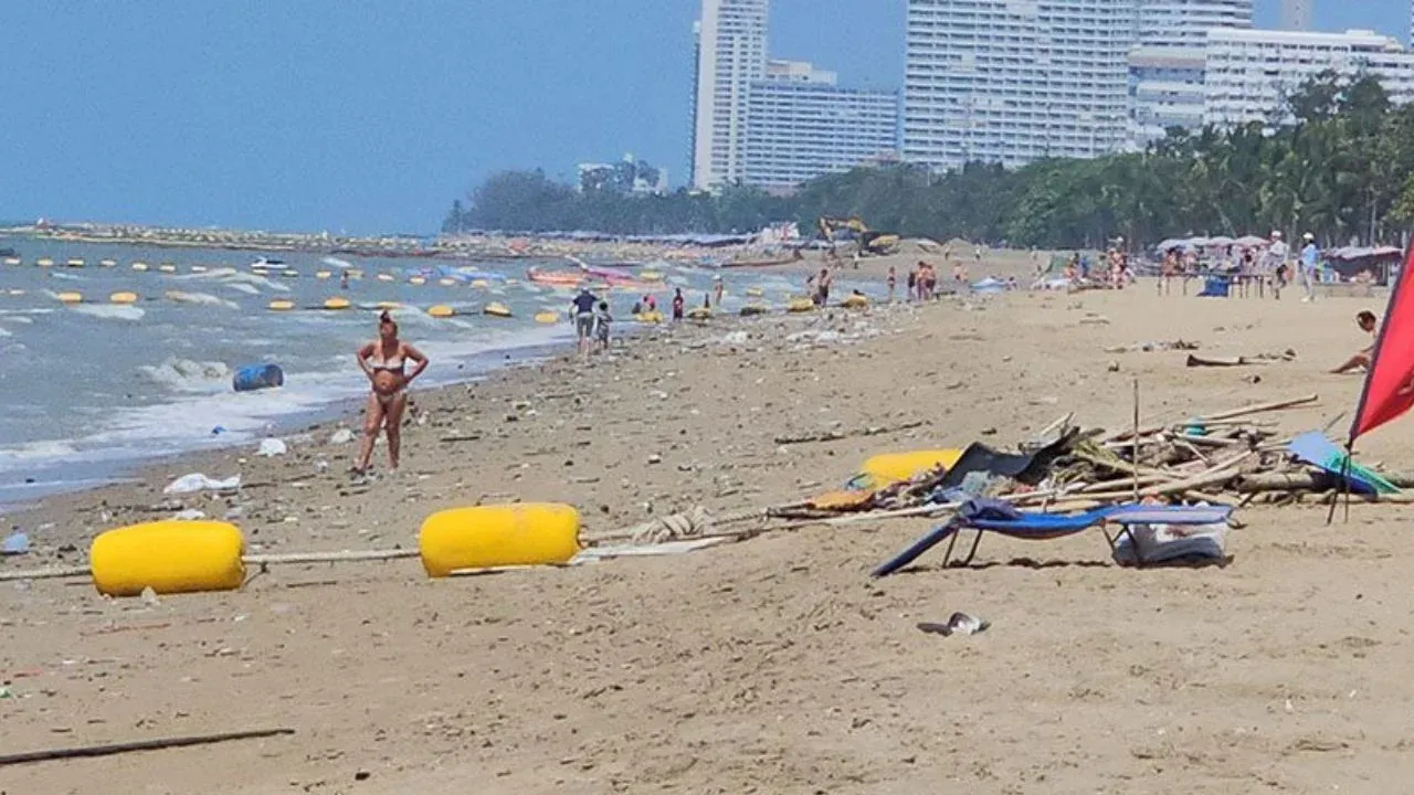 좀티엔 해변에 밀려온 쓰레기