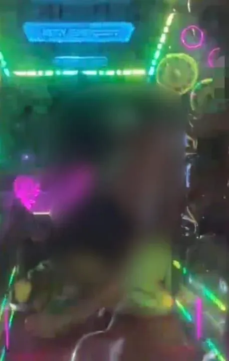 푸켓 파통 힐에서 촬영된 툭툭 내 외국인 커플 스크린샷