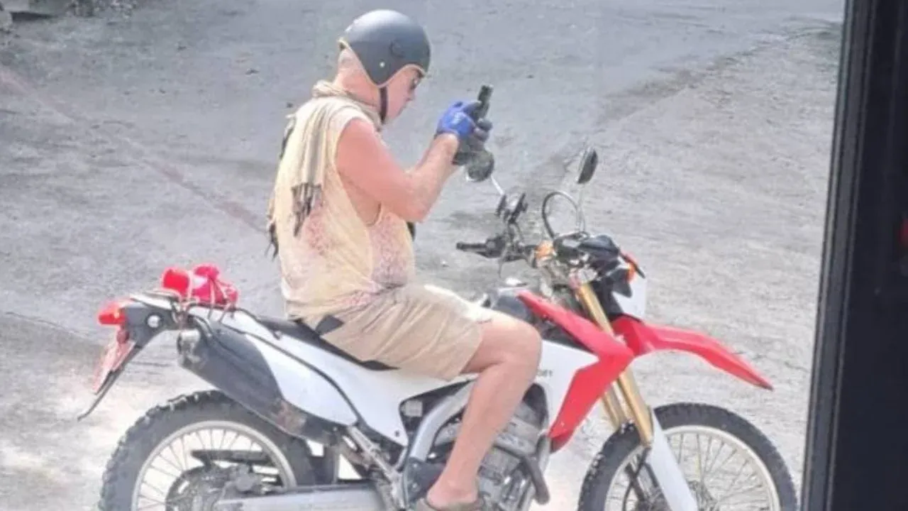 코팡안 공공시설에 남겨진 스프레이 낙서