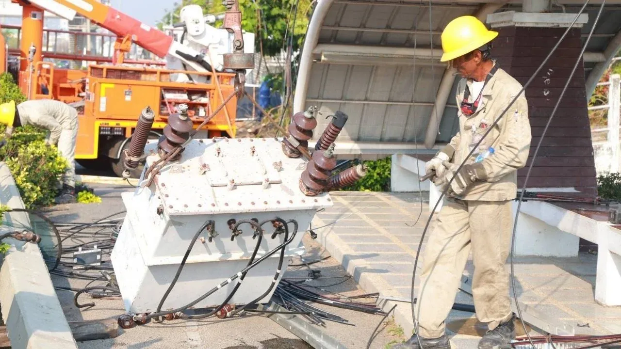 70개 이상의 전봇대 도괴로 인한 정전