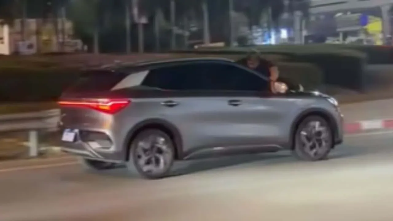 파타야 도로에서 SUV 보닛에 매달린 남성 장면