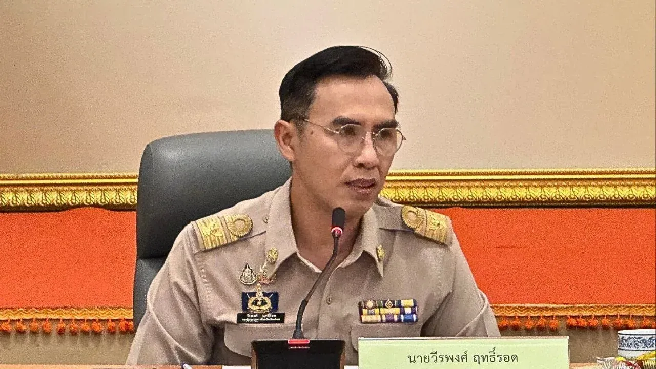 롭부리 주지사 위라퐁 릿롯이 학생 체벌 사건 관련 기자회견하는 모습