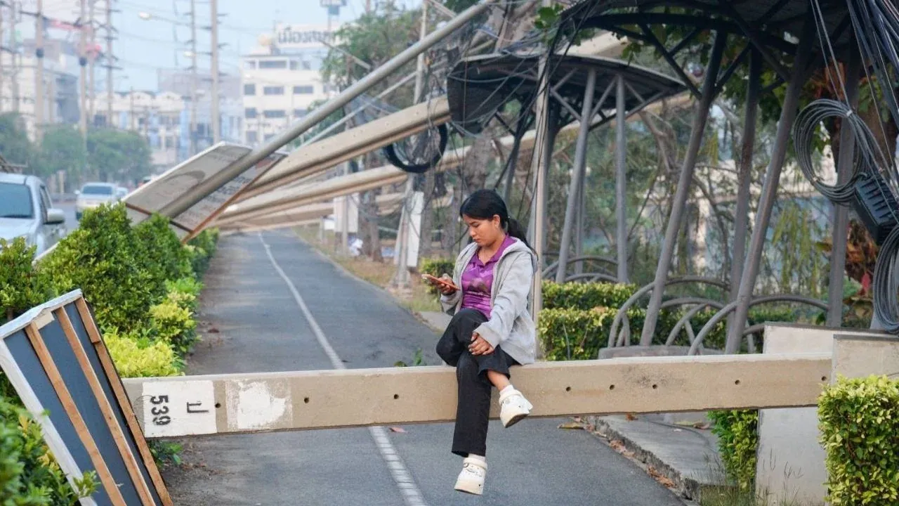 사뭇쁘라깐 전봇대 붕괴